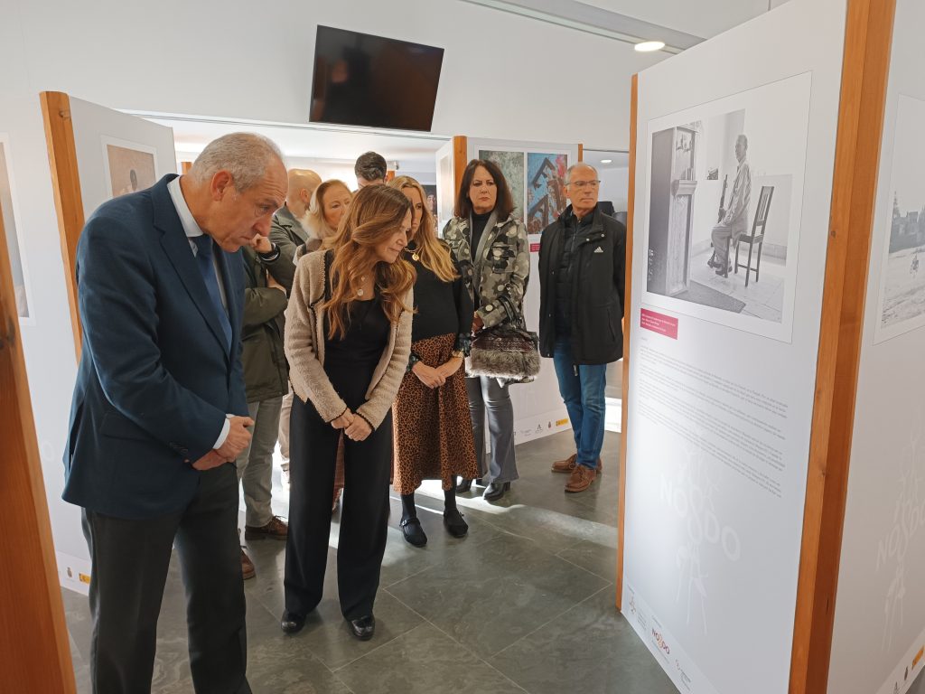 El Ayuntamiento de Tomares, primera parada de «Fotógrafos por la Libertad y la Paz» en 2025