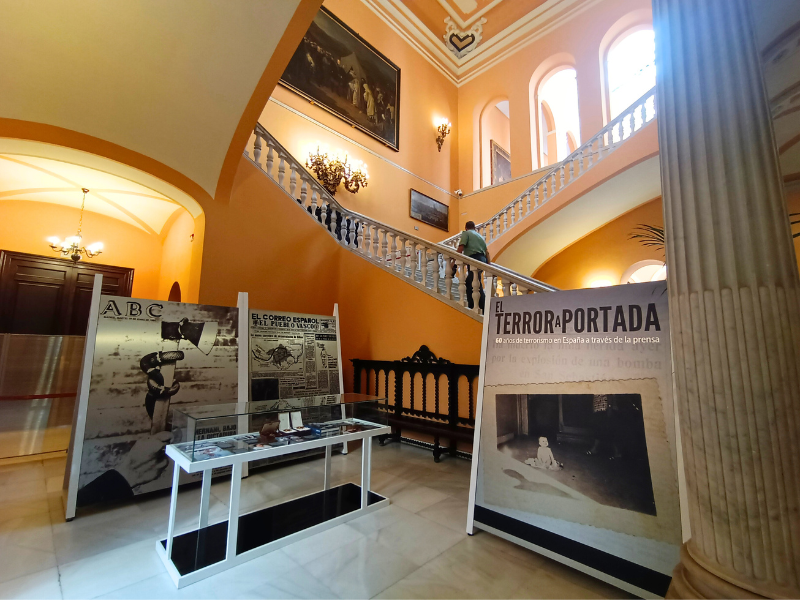 La exposición «El terror a portada. 60 años del terrorismo en España a través de la prensa» abre al público en el Ayuntamiento de Sevilla